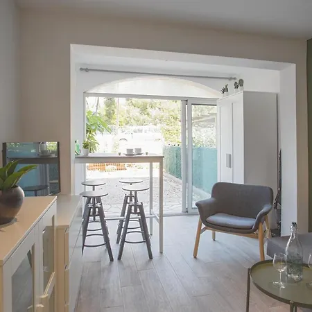 Joli Avec Jardin Bord De